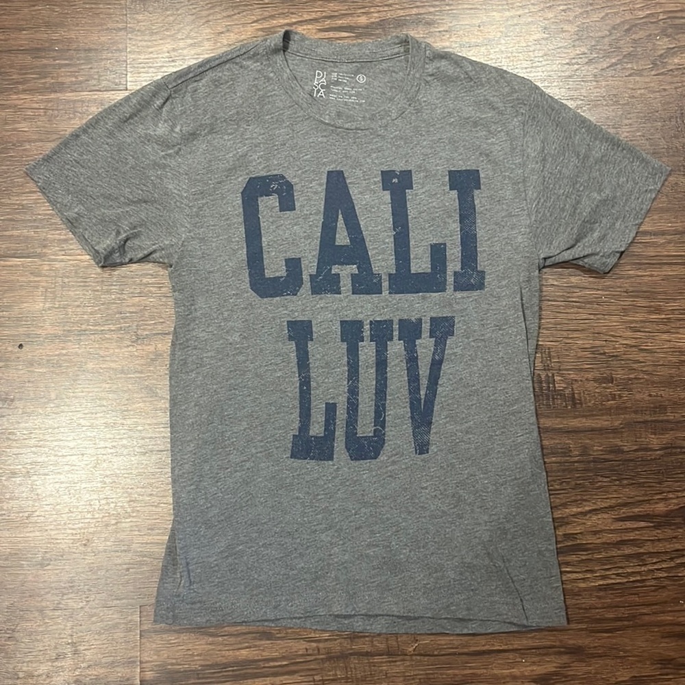 DIALASCIA Grey “Cali Luv” Graphic Tee.  Size Small